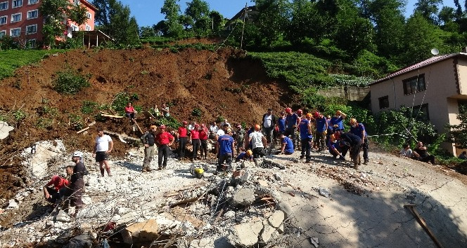 Rize`de yklan 3 katl binada arama kurtarma almalar devam ediyor