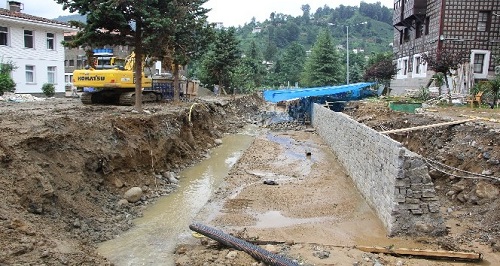 17 arac sular altnda brakan derenin zeri ald