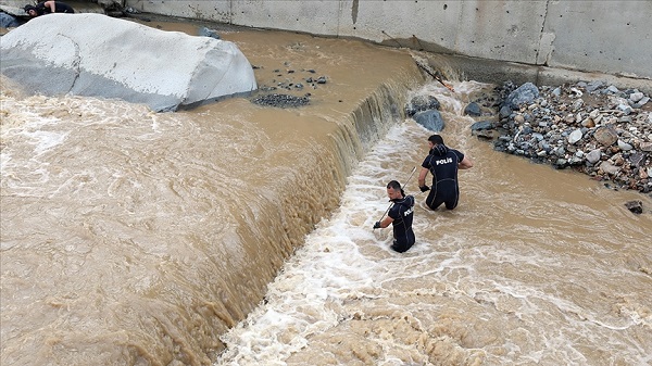 Rize`deki sel ve heyelanda kaybolan 2 kiiyi arama almalar devam ediyor