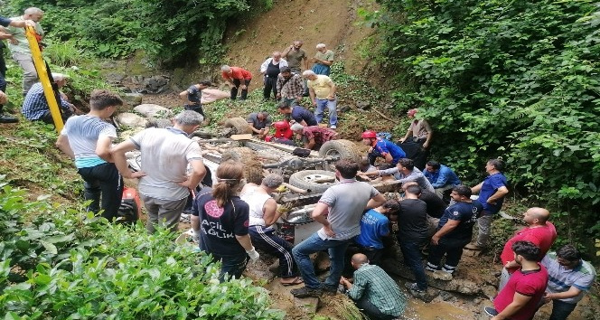 Rize`de ay ykl kamyonet dereye yuvarland: 5 yaral