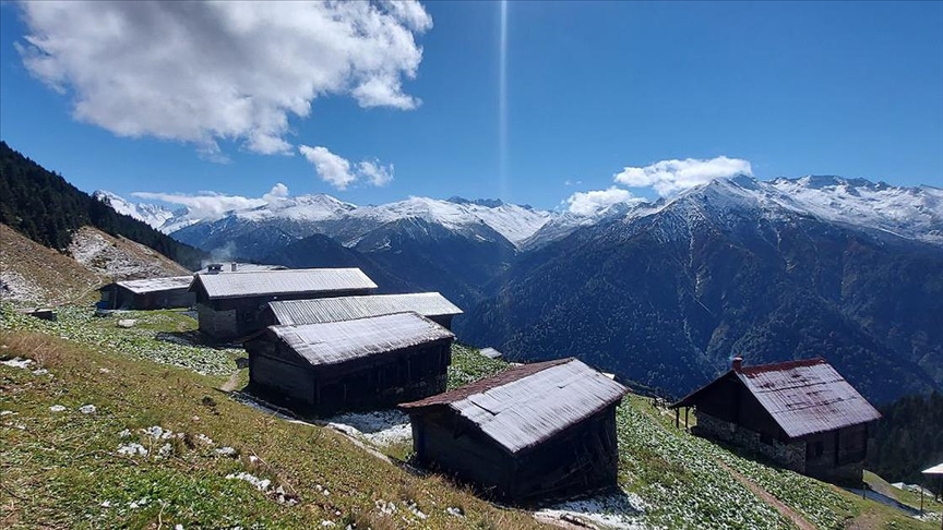 Kakar Dalar`ndaki yaylalar beyaz rtyle kapland